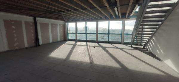 Location local commercial Ducos - 184 m² - 4 232 € / mois