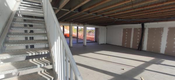 Location local commercial Ducos - 184 m² - 4 232 € / mois
