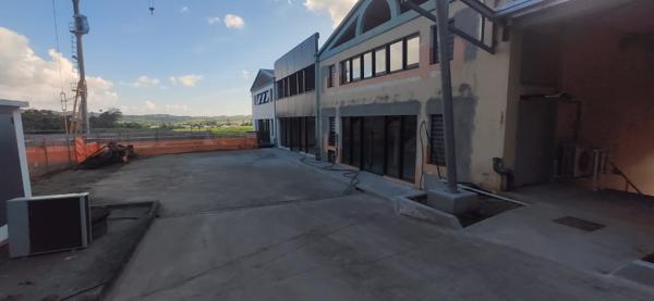 Location local commercial Ducos - 184 m² - 4 232 € / mois