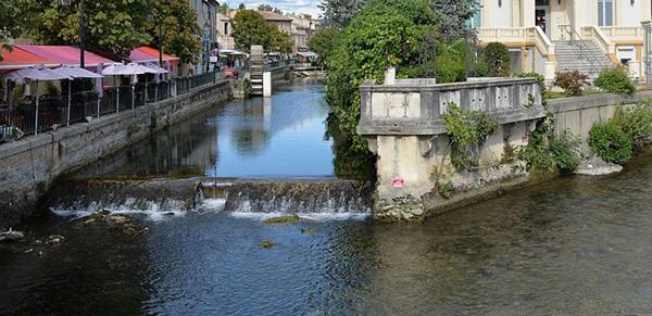 Maison en pierre avec chapelle à l'Isle-sur-la-Sorgue