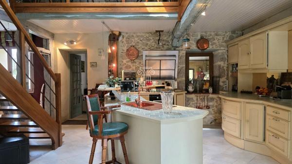 MAISON T6 - 250M² EN CAMPAGNE AVEC TERRAIN DE 2HA , SOURCES ET DEPENDANCES / PROCHE MONTREAL