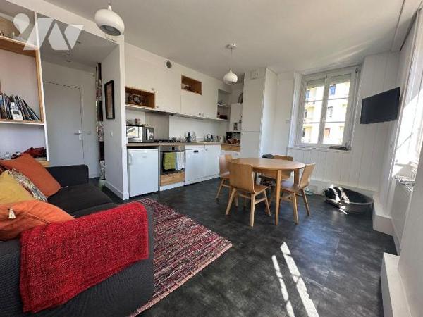 Idéalement situé en plein coeur de Saint-Servan, ce joli T2 d'environ 36 m² vous offre le confo...