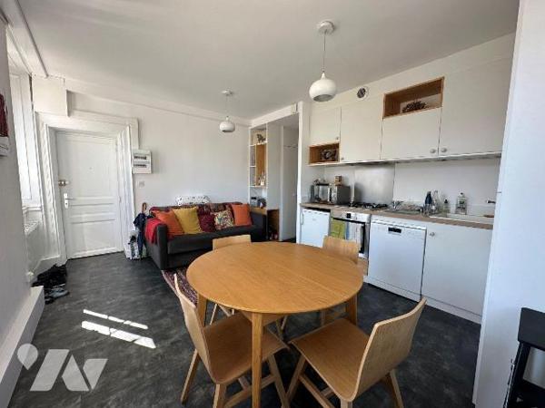 Idéalement situé en plein coeur de Saint-Servan, ce joli T2 d'environ 36 m² vous offre le confo...