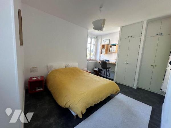Idéalement situé en plein coeur de Saint-Servan, ce joli T2 d'environ 36 m² vous offre le confo...