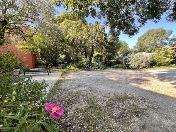 NIMES - QUARTIER LA PLANETTE - 2 MAISONS - JARDIN VERDOYANT - 4 CHAMBRES - PISCINE - CALME -