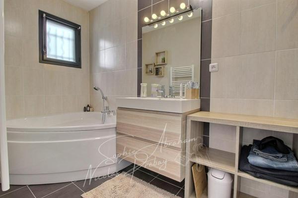 Maison contemporaine BBC , 3 chambres, garage de 48 m², jardin avec piscine