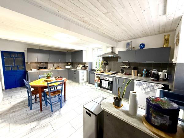 Maison à vendre 12 pièces ()