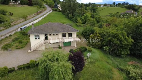 À Iguerande, à seulement 20 minutes de Roanne et 1h30 de Lyon, laissez-vous séduire par cette maison des années 70 nichée dans un environnement paisible, chargé d’histoire et tourné vers la nature.
Chaque soir, profitez d’un spectacle unique avec une vue dominante sur la Loire et ses magnifiques couchers de soleil… un vrai luxe au quotidien.
Une maison lumineuse à fort potentiel d'environ 115 m² habitables :
Séjour / salon en L baigné de lumière
Cuisine indépendante (ouvrable pour une grande pièce de vie)
Terrasse avec vue panoramique 
4 chambres
Salle d’eau rénovée
Sous-sol complet avec belle hauteur sous plafond
⚙️ Les + qui font la différence
Pompe à chaleur récente, salle d'eau rénovée
Maison saine avec grand terrain de 2658m²

Implantée dans le charmant village d’Iguerande, connu pour son patrimoine et son authenticité, cette maison offre calme, espace et révèlera tout son potentiel après rafraîchissement.
Un bien idéal pour ceux qui veulent vivre au rythme de la nature, avec une vue qui ne laisse jamais indifférent.
