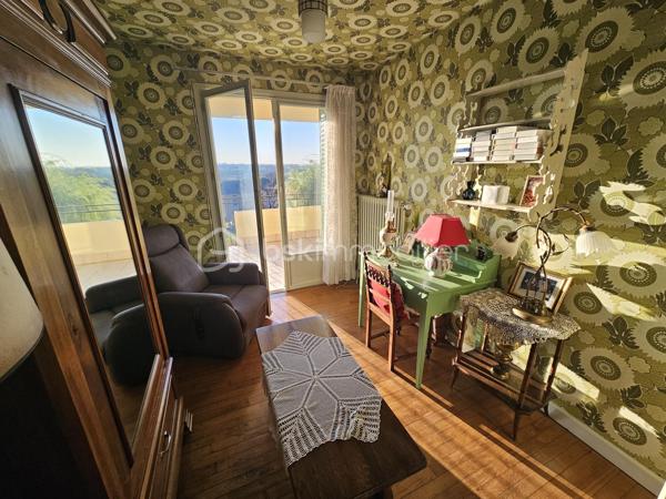 À Iguerande, à seulement 20 minutes de Roanne et 1h30 de Lyon, laissez-vous séduire par cette maison des années 70 nichée dans un environnement paisible, chargé d’histoire et tourné vers la nature.
Chaque soir, profitez d’un spectacle unique avec une vue dominante sur la Loire et ses magnifiques couchers de soleil… un vrai luxe au quotidien.
Une maison lumineuse à fort potentiel d'environ 115 m² habitables :
Séjour / salon en L baigné de lumière
Cuisine indépendante (ouvrable pour une grande pièce de vie)
Terrasse avec vue panoramique 
4 chambres
Salle d’eau rénovée
Sous-sol complet avec belle hauteur sous plafond
⚙️ Les + qui font la différence
Pompe à chaleur récente, salle d'eau rénovée
Maison saine avec grand terrain de 2658m²

Implantée dans le charmant village d’Iguerande, connu pour son patrimoine et son authenticité, cette maison offre calme, espace et révèlera tout son potentiel après rafraîchissement.
Un bien idéal pour ceux qui veulent vivre au rythme de la nature, avec une vue qui ne laisse jamais indifférent.