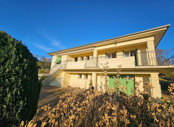 À Iguerande, à seulement 20 minutes de Roanne et 1h30 de Lyon, laissez-vous séduire par cette maison des années 70 nichée dans un environnement paisible, chargé d’histoire et tourné vers la nature.
Chaque soir, profitez d’un spectacle unique avec une vue dominante sur la Loire et ses magnifiques couchers de soleil… un vrai luxe au quotidien.
Une maison lumineuse à fort potentiel d'environ 115 m² habitables :
Séjour / salon en L baigné de lumière
Cuisine indépendante (ouvrable pour une grande pièce de vie)
Terrasse avec vue panoramique 
4 chambres
Salle d’eau rénovée
Sous-sol complet avec belle hauteur sous plafond
⚙️ Les + qui font la différence
Pompe à chaleur récente, salle d'eau rénovée
Maison saine avec grand terrain de 2658m²

Implantée dans le charmant village d’Iguerande, connu pour son patrimoine et son authenticité, cette maison offre calme, espace et révèlera tout son potentiel après rafraîchissement.
Un bien idéal pour ceux qui veulent vivre au rythme de la nature, avec une vue qui ne laisse jamais indifférent.