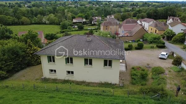 À Iguerande, à seulement 20 minutes de Roanne et 1h30 de Lyon, laissez-vous séduire par cette maison des années 70 nichée dans un environnement paisible, chargé d’histoire et tourné vers la nature.
Chaque soir, profitez d’un spectacle unique avec une vue dominante sur la Loire et ses magnifiques couchers de soleil… un vrai luxe au quotidien.
Une maison lumineuse à fort potentiel d'environ 115 m² habitables :
Séjour / salon en L baigné de lumière
Cuisine indépendante (ouvrable pour une grande pièce de vie)
Terrasse avec vue panoramique 
4 chambres
Salle d’eau rénovée
Sous-sol complet avec belle hauteur sous plafond
⚙️ Les + qui font la différence
Pompe à chaleur récente, salle d'eau rénovée
Maison saine avec grand terrain de 2658m²

Implantée dans le charmant village d’Iguerande, connu pour son patrimoine et son authenticité, cette maison offre calme, espace et révèlera tout son potentiel après rafraîchissement.
Un bien idéal pour ceux qui veulent vivre au rythme de la nature, avec une vue qui ne laisse jamais indifférent.