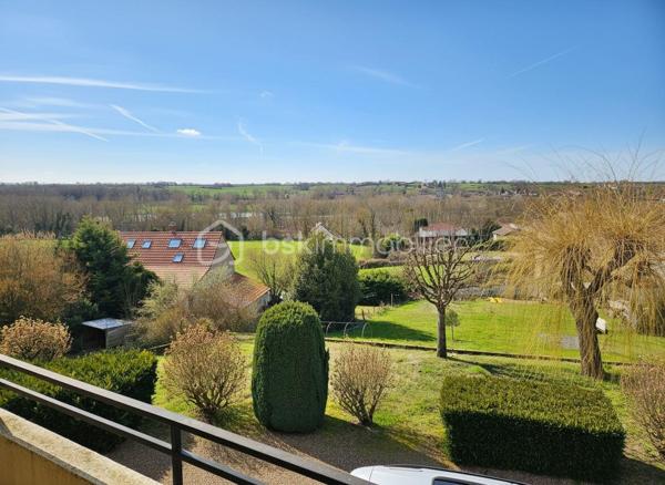 À Iguerande, à seulement 20 minutes de Roanne et 1h30 de Lyon, laissez-vous séduire par cette maison des années 70 nichée dans un environnement paisible, chargé d’histoire et tourné vers la nature.
Chaque soir, profitez d’un spectacle unique avec une vue dominante sur la Loire et ses magnifiques couchers de soleil… un vrai luxe au quotidien.
Une maison lumineuse à fort potentiel d'environ 115 m² habitables :
Séjour / salon en L baigné de lumière
Cuisine indépendante (ouvrable pour une grande pièce de vie)
Terrasse avec vue panoramique 
4 chambres
Salle d’eau rénovée
Sous-sol complet avec belle hauteur sous plafond
⚙️ Les + qui font la différence
Pompe à chaleur récente, salle d'eau rénovée
Maison saine avec grand terrain de 2658m²

Implantée dans le charmant village d’Iguerande, connu pour son patrimoine et son authenticité, cette maison offre calme, espace et révèlera tout son potentiel après rafraîchissement.
Un bien idéal pour ceux qui veulent vivre au rythme de la nature, avec une vue qui ne laisse jamais indifférent.