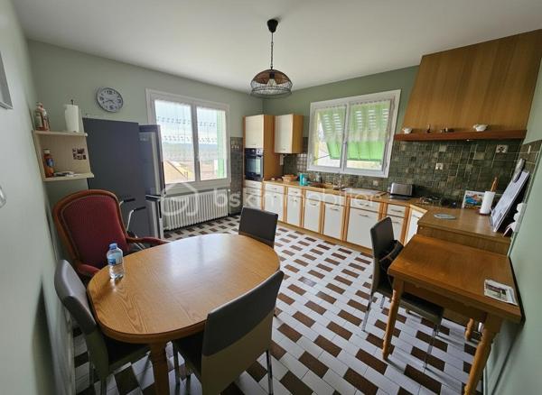 À Iguerande, à seulement 20 minutes de Roanne et 1h30 de Lyon, laissez-vous séduire par cette maison des années 70 nichée dans un environnement paisible, chargé d’histoire et tourné vers la nature.
Chaque soir, profitez d’un spectacle unique avec une vue dominante sur la Loire et ses magnifiques couchers de soleil… un vrai luxe au quotidien.
Une maison lumineuse à fort potentiel d'environ 115 m² habitables :
Séjour / salon en L baigné de lumière
Cuisine indépendante (ouvrable pour une grande pièce de vie)
Terrasse avec vue panoramique 
4 chambres
Salle d’eau rénovée
Sous-sol complet avec belle hauteur sous plafond
⚙️ Les + qui font la différence
Pompe à chaleur récente, salle d'eau rénovée
Maison saine avec grand terrain de 2658m²

Implantée dans le charmant village d’Iguerande, connu pour son patrimoine et son authenticité, cette maison offre calme, espace et révèlera tout son potentiel après rafraîchissement.
Un bien idéal pour ceux qui veulent vivre au rythme de la nature, avec une vue qui ne laisse jamais indifférent.