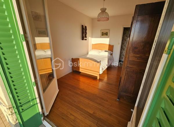 À Iguerande, à seulement 20 minutes de Roanne et 1h30 de Lyon, laissez-vous séduire par cette maison des années 70 nichée dans un environnement paisible, chargé d’histoire et tourné vers la nature.
Chaque soir, profitez d’un spectacle unique avec une vue dominante sur la Loire et ses magnifiques couchers de soleil… un vrai luxe au quotidien.
Une maison lumineuse à fort potentiel d'environ 115 m² habitables :
Séjour / salon en L baigné de lumière
Cuisine indépendante (ouvrable pour une grande pièce de vie)
Terrasse avec vue panoramique 
4 chambres
Salle d’eau rénovée
Sous-sol complet avec belle hauteur sous plafond
⚙️ Les + qui font la différence
Pompe à chaleur récente, salle d'eau rénovée
Maison saine avec grand terrain de 2658m²

Implantée dans le charmant village d’Iguerande, connu pour son patrimoine et son authenticité, cette maison offre calme, espace et révèlera tout son potentiel après rafraîchissement.
Un bien idéal pour ceux qui veulent vivre au rythme de la nature, avec une vue qui ne laisse jamais indifférent.