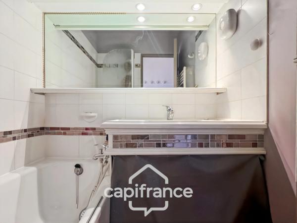 Appartement rare de 44m2 au DOMAINE DE PONT ROYAL / VUE DEGAGEE 1er ETAGE/ 3 CHAMBRES /1 SDB/1 SD'EAU/ PLACE DE PARKING