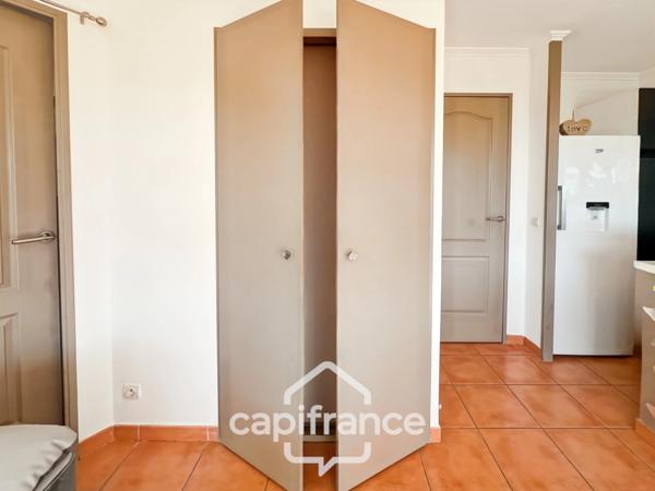 Appartement rare de 44m2 au DOMAINE DE PONT ROYAL / VUE DEGAGEE 1er ETAGE/ 3 CHAMBRES /1 SDB/1 SD'EAU/ PLACE DE PARKING