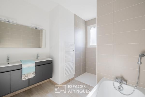 Villa neuve et lumineuse entre forêt et océan