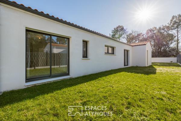 Villa neuve et lumineuse entre forêt et océan