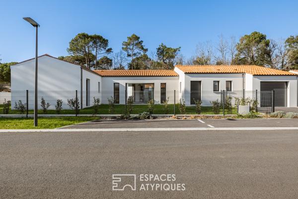 Villa neuve et lumineuse entre forêt et océan