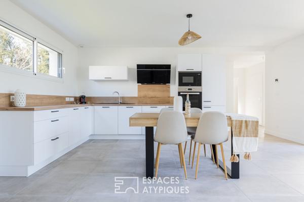 Villa neuve et lumineuse entre forêt et océan