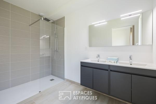 Villa neuve et lumineuse entre forêt et océan