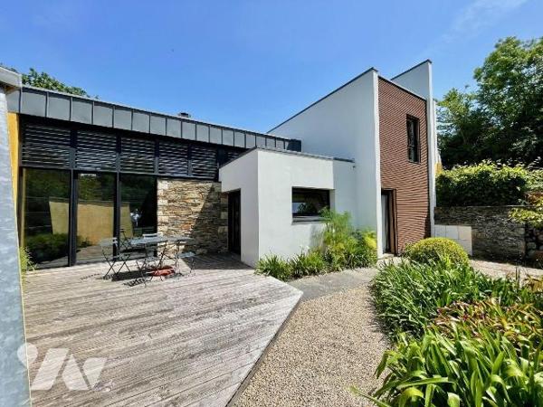 Centre ville, surplombant Lannion.
Ensemble de 2 maisons conçu par un architecte.
Bien intégr...