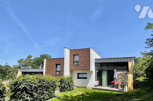 Centre ville, surplombant Lannion.
Ensemble de 2 maisons conçu par un architecte.
Bien intégr...