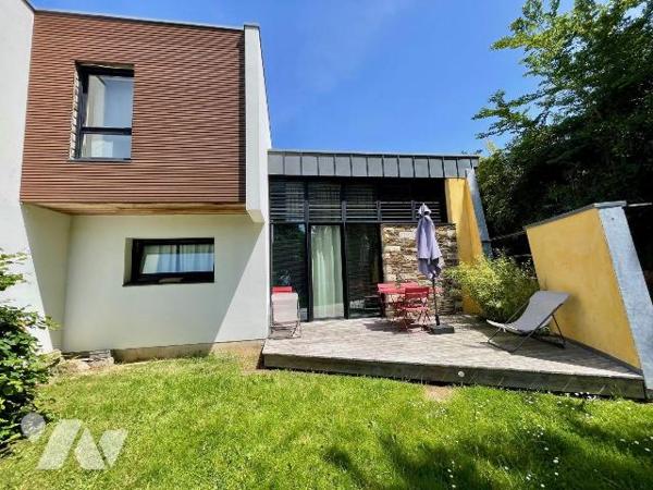 Centre ville, surplombant Lannion.
Ensemble de 2 maisons conçu par un architecte.
Bien intégr...