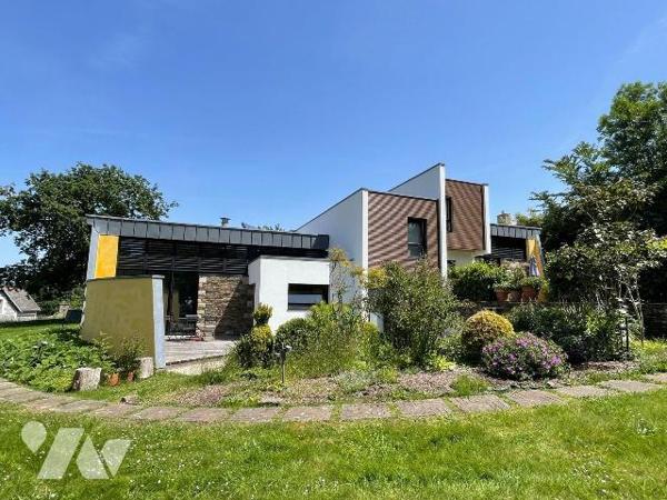 Centre ville, surplombant Lannion.
Ensemble de 2 maisons conçu par un architecte.
Bien intégr...