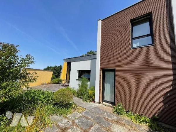 Centre ville, surplombant Lannion.
Ensemble de 2 maisons conçu par un architecte.
Bien intégr...