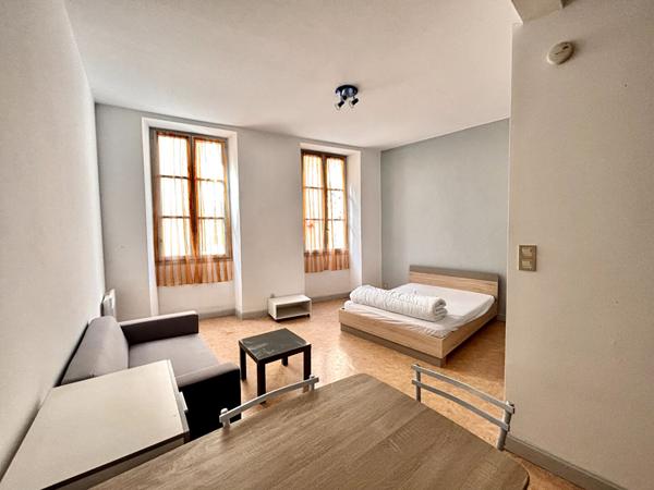 FOIX -  À LOUER - STUDIO AU 1ER ETAGE MEUBLÉ AVEC COURS PRIVATIVE