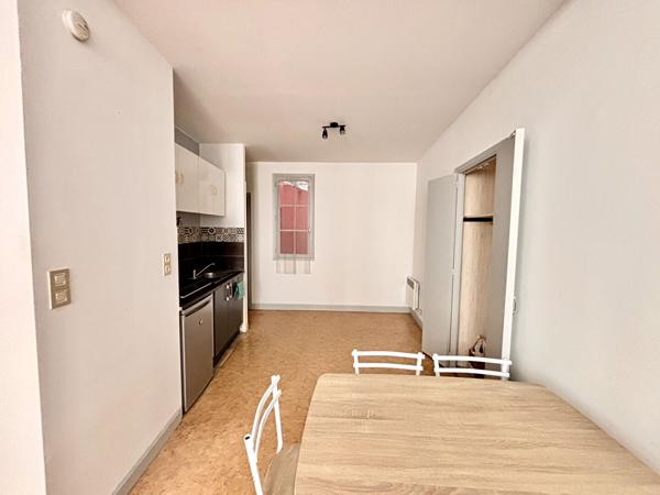 FOIX -  À LOUER - STUDIO AU 1ER ETAGE MEUBLÉ AVEC COURS PRIVATIVE
