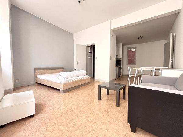 FOIX -  À LOUER - STUDIO AU 1ER ETAGE MEUBLÉ AVEC COURS PRIVATIVE
