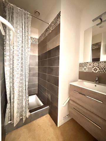 FOIX -  À LOUER - STUDIO AU 1ER ETAGE MEUBLÉ AVEC COURS PRIVATIVE