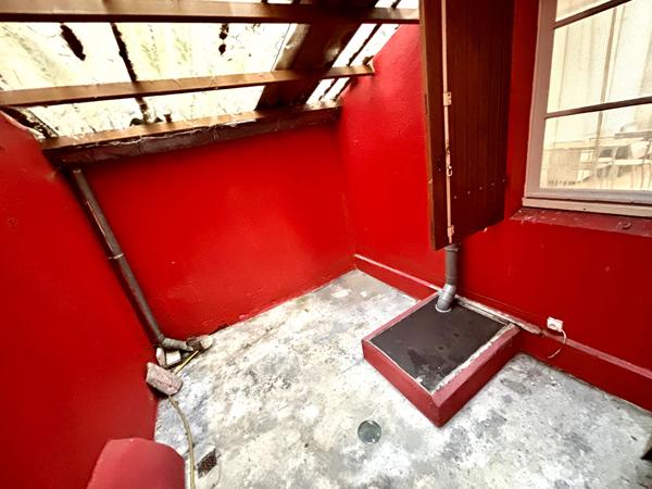 FOIX -  À LOUER - STUDIO AU 1ER ETAGE MEUBLÉ AVEC COURS PRIVATIVE