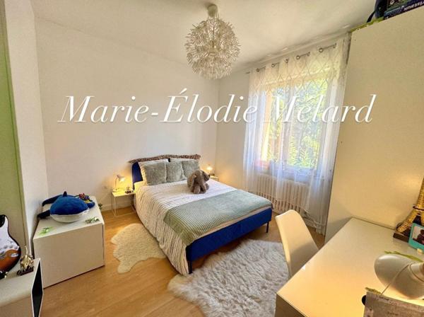 Maison Familiale Spacieuse à Réhon – 200 m², 6 Chambres, Jardin, 2 Garages