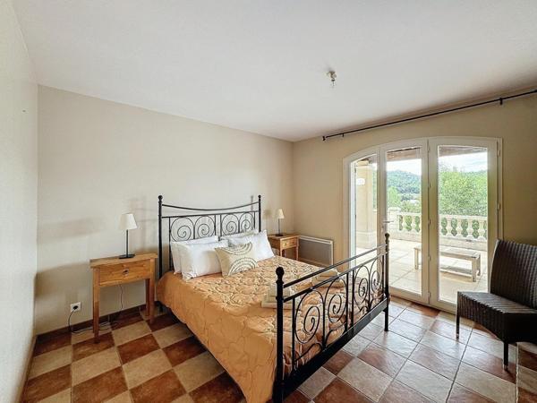 MAGNIFIQUE VILLA 6 PIECES AVEC UNE TRES JOLIE VUE, PISCINE ET GARAGE