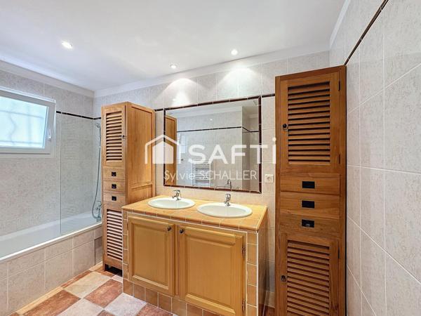 MAGNIFIQUE VILLA 6 PIECES AVEC UNE TRES JOLIE VUE, PISCINE ET GARAGE