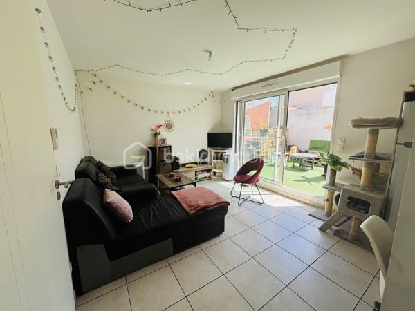 T2 avec exceptionnelle terrasse de 20 m² – Investissement locatif sécurisé

Découvrez ce charmant appartement T2 de 40 m² situé au 2ᵉ et dernier étage d'une résidence récente et bien entretenue, livrée en 2017.

Son principal atout ? Une magnifique terrasse de 20 m², particulièrement rare sur ce type de bien. Véritable prolongement de l'espace de vie, elle offre une surface extérieure comparable à une pièce supplémentaire, idéale pour les repas, la détente ou le télétravail en extérieur.

La résidence, composée de seulement 16 appartements, bénéficie d'un cadre calme et agréable. Les charges de copropriété sont faibles, un avantage appréciable pour les investisseurs comme pour les futurs occupants.

Une place de stationnement privative est incluse dans le prix.

Informations locatives :

Appartement actuellement loué 590 € par mois, dont 60 € de charges.
Bail de 3 ans signé en septembre 2025.
Revenus locatifs immédiats et sécurisés.

Informations complémentaires :

Surface habitable : 40 m²
Terrasse : 20 m²
2ᵉ et dernier étage
Résidence de 2017
Petite copropriété de 16 lots d'habitation
Faibles charges
Place de stationnement incluse
Taxe foncière : 1 080 €

Un bien rare sur le marché grâce à sa terrasse exceptionnelle et sa situation dans une résidence récente à taille humaine. Idéal pour un investissement locatif serein avec locataire en place.