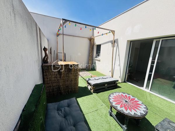 T2 avec exceptionnelle terrasse de 20 m² – Investissement locatif sécurisé

Découvrez ce charmant appartement T2 de 40 m² situé au 2ᵉ et dernier étage d'une résidence récente et bien entretenue, livrée en 2017.

Son principal atout ? Une magnifique terrasse de 20 m², particulièrement rare sur ce type de bien. Véritable prolongement de l'espace de vie, elle offre une surface extérieure comparable à une pièce supplémentaire, idéale pour les repas, la détente ou le télétravail en extérieur.

La résidence, composée de seulement 16 appartements, bénéficie d'un cadre calme et agréable. Les charges de copropriété sont faibles, un avantage appréciable pour les investisseurs comme pour les futurs occupants.

Une place de stationnement privative est incluse dans le prix.

Informations locatives :

Appartement actuellement loué 590 € par mois, dont 60 € de charges.
Bail de 3 ans signé en septembre 2025.
Revenus locatifs immédiats et sécurisés.

Informations complémentaires :

Surface habitable : 40 m²
Terrasse : 20 m²
2ᵉ et dernier étage
Résidence de 2017
Petite copropriété de 16 lots d'habitation
Faibles charges
Place de stationnement incluse
Taxe foncière : 1 080 €

Un bien rare sur le marché grâce à sa terrasse exceptionnelle et sa situation dans une résidence récente à taille humaine. Idéal pour un investissement locatif serein avec locataire en place.