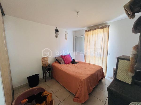 T2 avec exceptionnelle terrasse de 20 m² – Investissement locatif sécurisé

Découvrez ce charmant appartement T2 de 40 m² situé au 2ᵉ et dernier étage d'une résidence récente et bien entretenue, livrée en 2017.

Son principal atout ? Une magnifique terrasse de 20 m², particulièrement rare sur ce type de bien. Véritable prolongement de l'espace de vie, elle offre une surface extérieure comparable à une pièce supplémentaire, idéale pour les repas, la détente ou le télétravail en extérieur.

La résidence, composée de seulement 16 appartements, bénéficie d'un cadre calme et agréable. Les charges de copropriété sont faibles, un avantage appréciable pour les investisseurs comme pour les futurs occupants.

Une place de stationnement privative est incluse dans le prix.

Informations locatives :

Appartement actuellement loué 590 € par mois, dont 60 € de charges.
Bail de 3 ans signé en septembre 2025.
Revenus locatifs immédiats et sécurisés.

Informations complémentaires :

Surface habitable : 40 m²
Terrasse : 20 m²
2ᵉ et dernier étage
Résidence de 2017
Petite copropriété de 16 lots d'habitation
Faibles charges
Place de stationnement incluse
Taxe foncière : 1 080 €

Un bien rare sur le marché grâce à sa terrasse exceptionnelle et sa situation dans une résidence récente à taille humaine. Idéal pour un investissement locatif serein avec locataire en place.