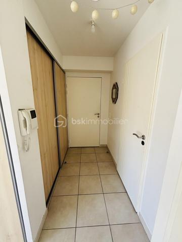 T2 avec exceptionnelle terrasse de 20 m² – Investissement locatif sécurisé

Découvrez ce charmant appartement T2 de 40 m² situé au 2ᵉ et dernier étage d'une résidence récente et bien entretenue, livrée en 2017.

Son principal atout ? Une magnifique terrasse de 20 m², particulièrement rare sur ce type de bien. Véritable prolongement de l'espace de vie, elle offre une surface extérieure comparable à une pièce supplémentaire, idéale pour les repas, la détente ou le télétravail en extérieur.

La résidence, composée de seulement 16 appartements, bénéficie d'un cadre calme et agréable. Les charges de copropriété sont faibles, un avantage appréciable pour les investisseurs comme pour les futurs occupants.

Une place de stationnement privative est incluse dans le prix.

Informations locatives :

Appartement actuellement loué 590 € par mois, dont 60 € de charges.
Bail de 3 ans signé en septembre 2025.
Revenus locatifs immédiats et sécurisés.

Informations complémentaires :

Surface habitable : 40 m²
Terrasse : 20 m²
2ᵉ et dernier étage
Résidence de 2017
Petite copropriété de 16 lots d'habitation
Faibles charges
Place de stationnement incluse
Taxe foncière : 1 080 €

Un bien rare sur le marché grâce à sa terrasse exceptionnelle et sa situation dans une résidence récente à taille humaine. Idéal pour un investissement locatif serein avec locataire en place.