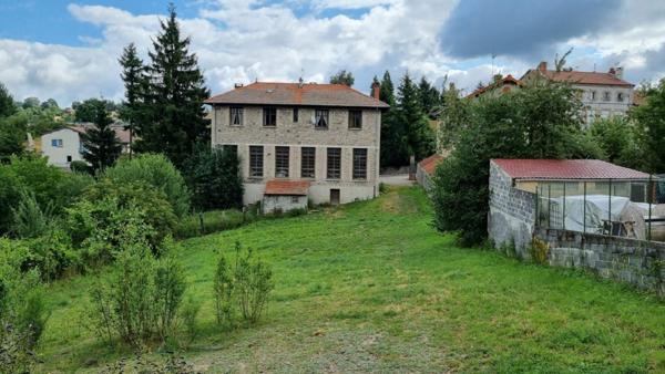 Saint Pal de Mons 43620 Idéal artisan ou investisseur possibilité découpe 4 logements plus 1000m² de terrain constructible