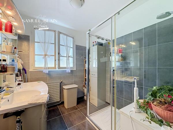 Vie de plain pied et étage, sous sol total 70 M2.