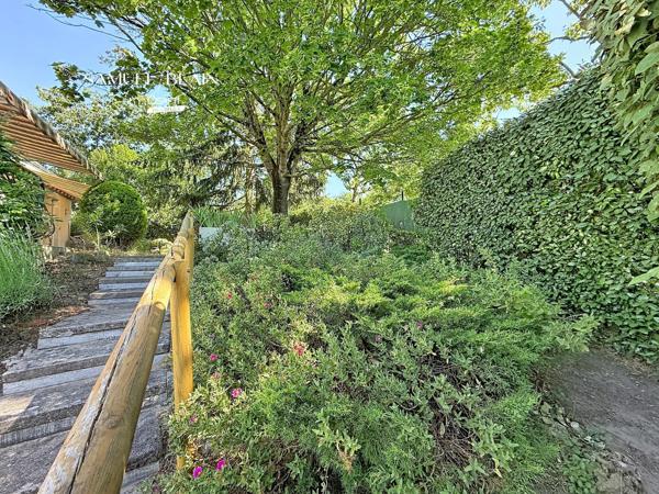 Vie de plain pied et étage, sous sol total 70 M2.