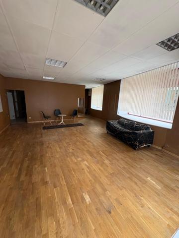 Local  de 65 m²  avec cave de 60 m² à Voiron, idéal activité commerciale ou restaurant