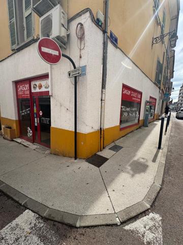 Local  de 65 m²  avec cave de 60 m² à Voiron, idéal activité commerciale ou restaurant