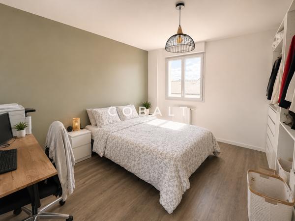 Maison contemporaine de 100 m² avec jardin arboré et double garage