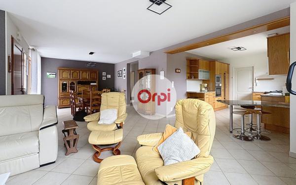 Maison à vendre    6 pièces •  Ambon