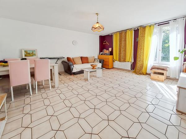 Appartement au RDC HYPER CENTRE Arpajon 2 pièces, 1 chambre, 1 cave, 1 parking, 1 jardin